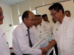 gubernur-kaltara-irianto-lambrie-serahkan-komputer_20161214_103239.jpg