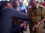 gubernur-kaltim-awang-farouk-kecipratan-tinta-pilkada-penajam.jpg