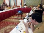 gubernur-kepri-hm-sani-rapat-dengan-tim-khusus_20160316_090413.jpg