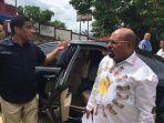 gubernur-papua-lukas-enembe-ketika-tiba-di-tps-043-kelurahan-argapura.jpg