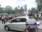 gubernur-riau-syamsuar-dihadang-oleh-sejumlah-pendemo.jpg