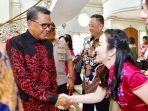 gubernur-sulsel-nurdin-abdullah-mengenakan-kemeja-dengan-motif-khas-sulsel-karya-arie-rich.jpg