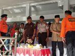 gubernur-sulteng-h-longki-djanggola-kiri-saat-menyalami-tamu-undangan-upacara-hut-basarnas.jpg