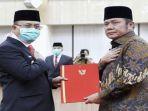 gubernur-sumsel-h-herman-deru-sh-mm-menyerahan-surat-keputusan.jpg
