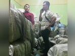 gudang-barang-bekas-impor-digerebek-polisi.jpg