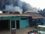 gudang-kayu-terbakar2.jpg