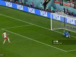 guillermo-ochoa-menghentikan-tendangan-penalti.jpg