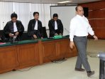 gulat-manurung-menjalani-sidang-pembelaan_20150212_165414.jpg