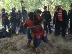 gulat-okol-usai-upacara-sekedah-bumi-surabaya_20151025_195001.jpg