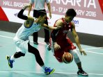 gunawan-berusaha-rebut-bola-sigit-harun-nurman_20160118_164850.jpg