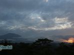 gunung-agung-terlihat-di-pos-pengamatan-gunungapi-agung_1_20170925_085422.jpg