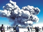 gunung-bromo-menyemburkan-abu.jpg