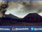 gunung-bromo-saat-semburkan-abu-vulkanik_20161008_143331.jpg