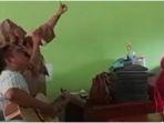 guru-di-cirebon-jabar-menyanyikan-lagu-tak-ingin-usai-dari-keisya-levronka.jpg