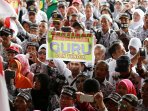 guru-di-pontianak-berunjuk-rasa-tuntut-pencairan-dana-bos_20160627_212923.jpg