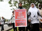 guru-di-pontianak-berunjuk-rasa-tuntut-pencairan-dana-bos_20160627_213637.jpg