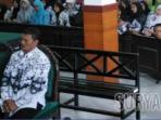 guru-duduk-di-kursi-pesakitan-pn-sidoarjo_20160701_182439.jpg