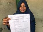 guru-honorer-di-tangerang-selatan-rumini-44-menunjukkan-surat.jpg