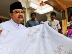 gus-ipul-saat-mencoba-membuat-batik-tulis-di-sumenep_20180326_233606.jpg