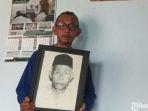 gus-munib-tunjukkan-foto-semasa-hidup-abahnya-kh-muhammad-anwar-s-di-blitar-yang-jenazahnya-utuh.jpg