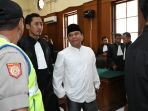 gus-nur-divonis-1-tahun-6-bulan_20191024_132537.jpg