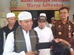gus-nur-saat-memberikan-keterangan-pers-di-depan-kejari-palu-kamis-952019.jpg