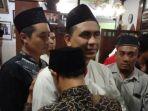 gus-yasin-menyambut-pelayat-di-kediaman-keluarga.jpg