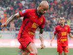 gustavo-almeida-sedang-menggiring-bola-pada-laga-persija-vs-barito-di-liga-1-20242025.jpg