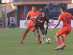 guy-junior-dihadang-dua-pemain-borneo-fc_20181020_092243.jpg