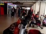 h-1-jelang-lebaran-suasana-di-terminal-keberangkatan-bandara-syamsudin-noor-terlihat-lancar_20180614_160216.jpg