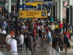 h-4-bandara-soekarno-hatta-dipadati-pemudik_20150714_163119.jpg
