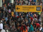 h-4-bandara-soekarno-hatta-dipadati-pemudik_20150714_163527.jpg