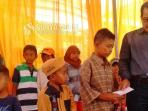 h-zaini-ailyas-membagikan-uang-kepada-anak-yatim_20150715_140949.jpg