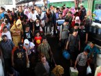 h4-arus-balik-pemudik-di-stasiun-pasar-senen-padat_20150721_214458.jpg