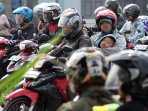 h4-pemudik-bermotor-memadati-jalan-soekarno-hatta-bandung_20160714_123844.jpg