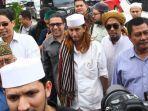 habib-bahar-bin-smith-memenuhi-panggilan-direktorat-kriminal-umum-polda-jabar-di-mapolda-jabar.jpg