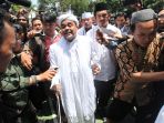 habib-rizieq-akhirnya-penuhi-panggilan-polda-jabar_20170214_004126.jpg