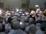 habib-rizieq-isi-pengajian-di-masjid-sunan-ampel-surabaya_20170411_232329.jpg