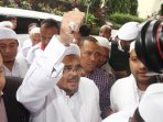 habib-rizieq-shihab-diperiksa-bareskrim-polri_20161103_142850.jpg