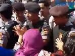 hadang-tni-polri_20160304_104642.jpg