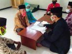 hadi-dan-yami-melangsungkan-akad-nikah-di-kantor-kua-blora-i.jpg