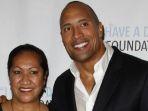 hadiahi-rumah-untuk-kado-natal-dwayne-the-rock-buat-ibunya-menangis-terharu.jpg