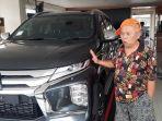 haji-endang-beli-mobil-pake-duit-logam.jpg