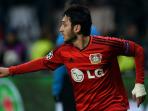 hakan-alhanolu-of-bayer-04-leverkusen-cele_20150226_050537.jpg
