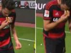 hakan-calhanoglu-dilempari-roti-babi_20151203_161533.jpg