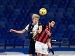hakan-calhanoglu-kanan-bertarung-memperebutkan-bola-dengan-gelandang-sampdoria-morten-thorsby.jpg