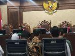 hakim-fahzal-hendri-di-persidangan-nih4.jpg
