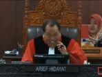 hakim-konstitusi-arief-hidayat-tertawa-lepas-usai-berguyon-kepada-kuasa-hukum-ppp.jpg