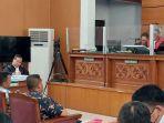 hakim-tertawa-mendengar-kesaksian-satpam-yang-mengaku-takut-darah.jpg