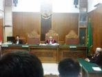 hakim-tunggal-r-iim-nurohim-membacakan-putusan-praperadilan_20171121_185850.jpg